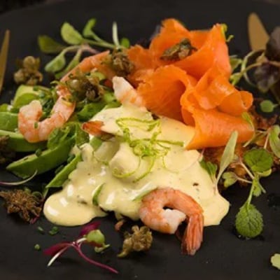 Rosti avec saumon, crevettes, avocat, sauce hollandaise au citron vert